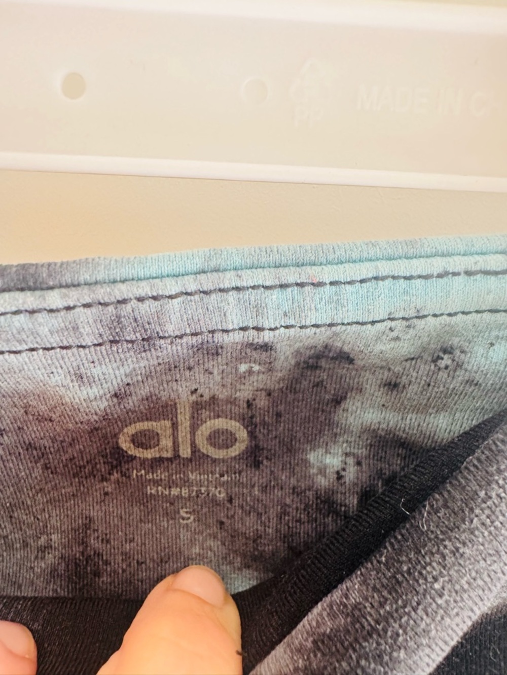 Alo Yoga Airbrush Capri Leggings Size Small Black Blue Smoke Wash Tie Dye - Picture 3 of 7